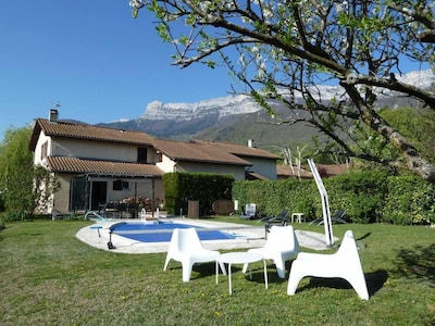 Très jolie maison avec piscine au calme et proche de tout