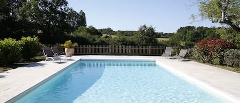 GRANDE PISCINE AVEC VUE SUR CAMPAGNE VALLONÉE