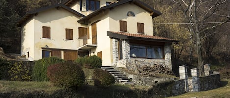 La Bargajana, front view of the house, from the garden