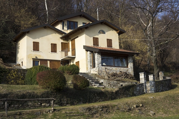 La Bargajana, front view of the house, from the garden