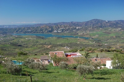 Una hermosa villa con encanto, carácter y belleza rústica. Vistas al lago.