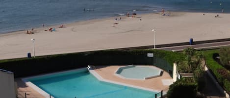 Vue sur la mer et la piscine depuis le balcon