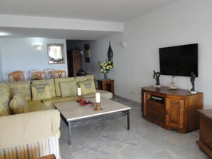 Lounge Dining Area