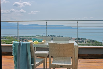 Modern style apartment limonaia, with magnificent views of the lake and a large swimming pool