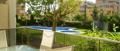 Terraza con vistas al jardín y a la piscina