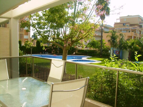 Terrasse mit Blick auf den Garten und Pool