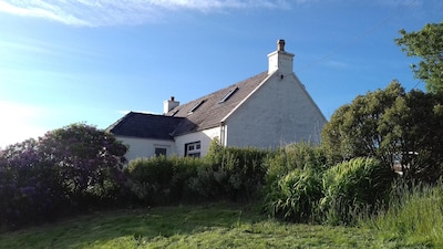 Traditionelles Croft Cottage mit Blick auf den Snizort River - Portree, Isle of Skye