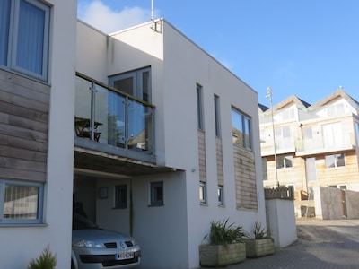 Hermosa casa contemporánea con vista al mar y balcón