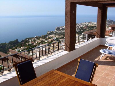 Magnífico apartamento con magníficas vistas al mar desde la terraza y piscinas infinitas