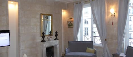 Very elegant living room with 3 windows on the mythical Place Dauphine