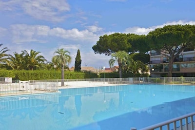 NEU! Im Herzen von Saint-Tropez: Hervorragende Vermietung in einer bewachten Wohnanlage mit Swimmingpool, Garten und Park