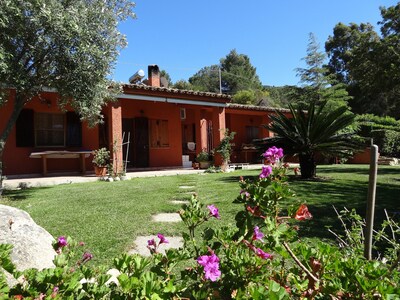 Hermosa casa de vacaciones adosada en una zona tranquila, a 3 km de la playa.