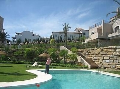 Luxuriöses und sonniges, geräumiges Ferienhaus mit Pool im Garten.