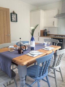 Tŷ Haf, family friendly accommodation, with parking, in the centre of St Davids