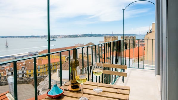 Enjoy this sunny balcony with a privileged view over Lisbon and the Tagus River.
#cityview #riverview #outdoor #view #balcony #portugal #pt #lisbon