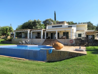 Lujosa villa en el Algarve cerca de Alvor y la playa, piscina infinita, vistas a la montaña