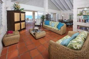 Living/dining/patio