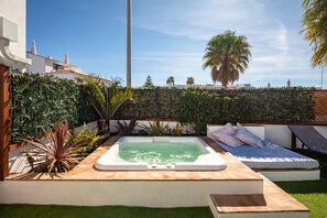 Piscina pequena (não aquecida) /
Small pool with jets (not heated)