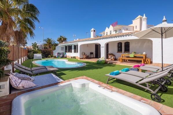 Zona exterior com piscinas /
Outdoor area with swimming pools