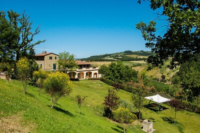 Villa independiente con piscina privada cubierta y al aire libre, gimnasio, billar en Umbría 