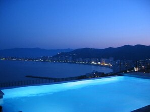 NIGHT VIEWS  PRIVATE INFINITY POOL