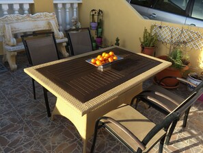 Al fresco dining table & chairs