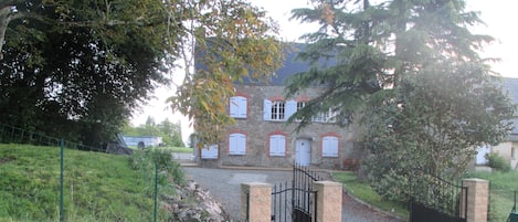 Front view of house and drive