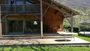... donnant sur une belle terrasse double semi-abritée