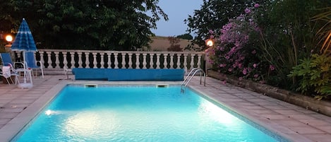 Heated pool in the evening
Piscine chauffee le soir