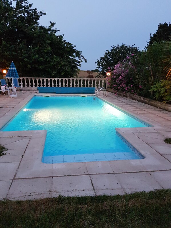 Heated pool in the evening
Piscine chauffee le soir