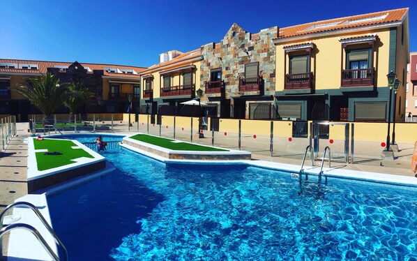 Pool in front of the door - piscine en face de la maison 