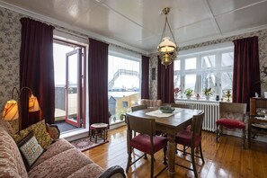 The dining room has acces to the balcony.