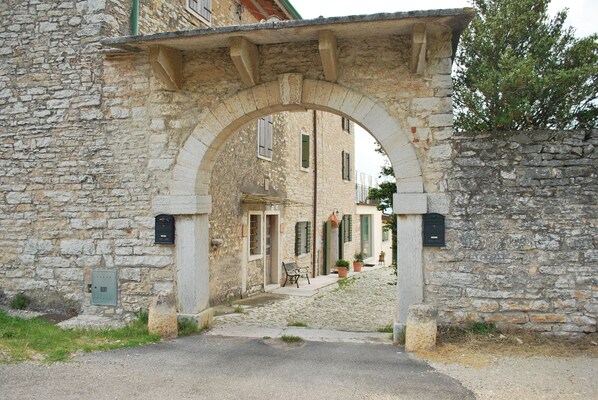 L'arco di ingresso, ospitalità e tradizione