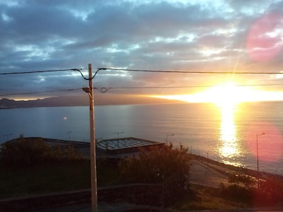 106 Verde del Norte en Ribeira Grande por el mar y las piscinas municipales