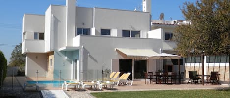 Villa luxuosa 5 camas c/ piscina 8m e gr. terraços