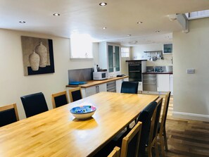 Kitchen / Dining Area