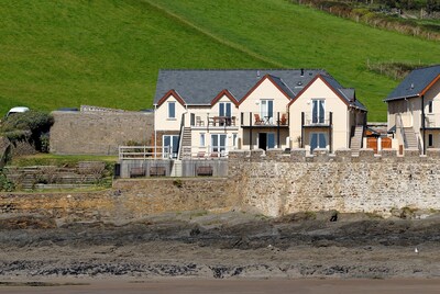 Aus heiterem Himmel befindet sich in einer atemberaubenden Lage mit Blick auf Croyde Beach.