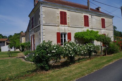 CASA DE CARACTER EN EL CORAZÓN DE Marais Poitevin