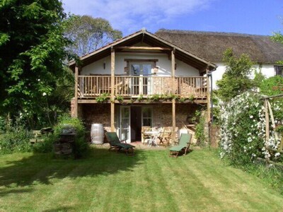 Konvertierte Scheune auf Thatched Devon Longhouse Grounds am Fuße der Rolling Hills.