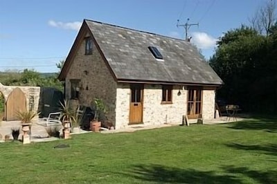 Country Cottage In Peaceful Surroundings, Pet Friendly, Footpaths On Doorstep