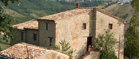 Welcome to your holiday home! A fully restored farmhouse in rural le Marche.