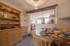 Burnham Cottage, Wells-next-the-Sea: Dining area with country styling