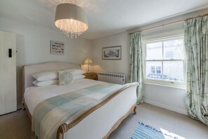 Burnham Cottage, Wells-next-the-Sea: Master bedroom with king-size bed