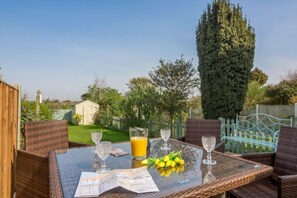 Burnham Cottage, Wells-next-the-Sea: Patio and cottage garden