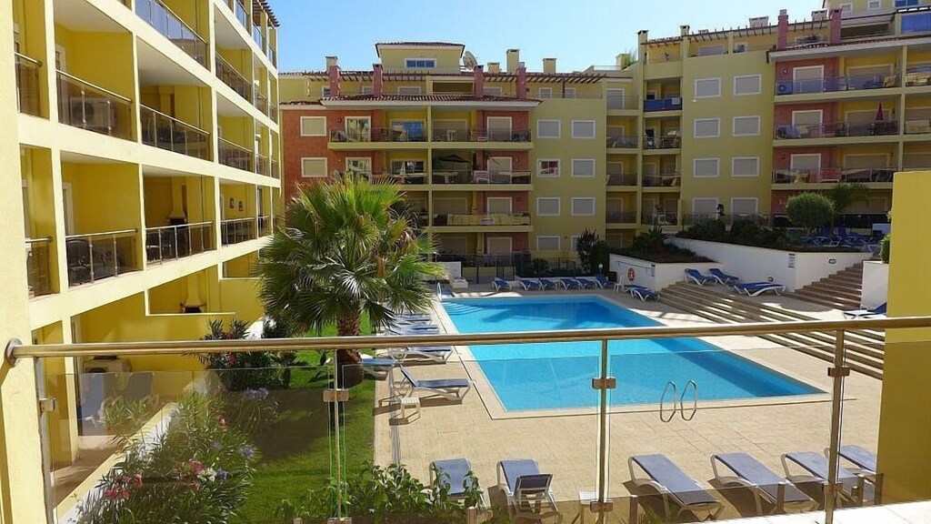 3 Bedroom Apartment In Central Lagos With Large Shared Pool Sleeps 6 Lagos