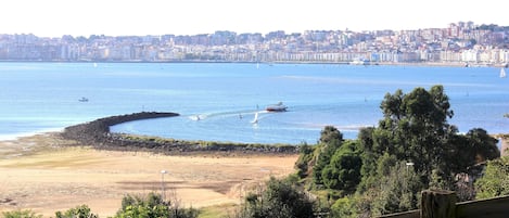 Pequeña playa de bahía a 300m y la ciudad de Santander al fondo