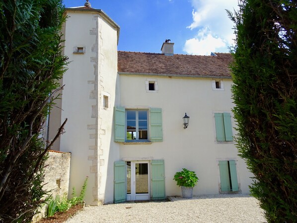 Les Pommiers, 17th century Burgundian Maison Bourgeoise with its stone tower 