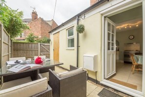Piper's Lodge, Sheringham: Small enclosed courtyard with table and chairs