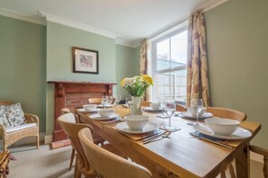 Piper's Lodge, Sheringham: Dining room with window overlooking the rear courtyard garden