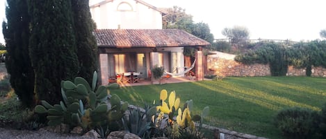 Podere Casa del Sole, appartamento con portico e giardino